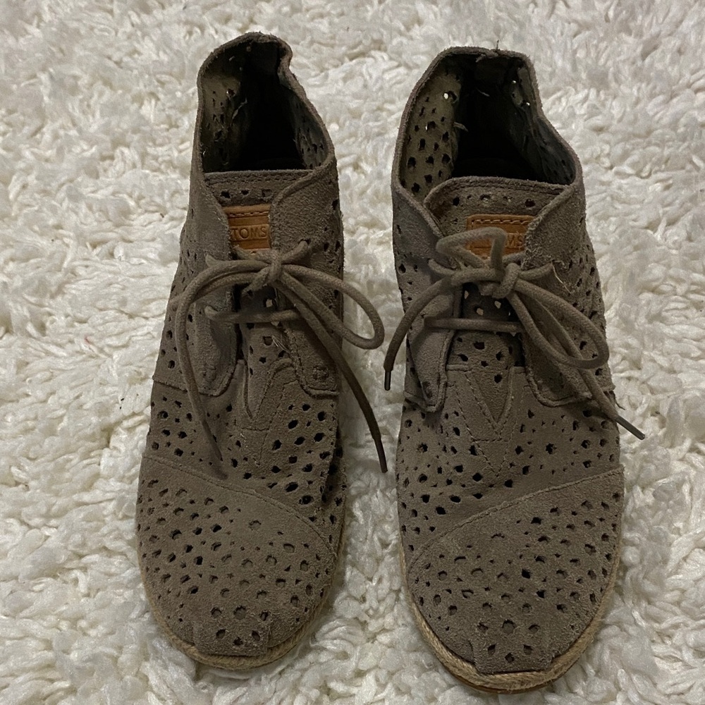 Tom’s women’s size 7.5 adorable wedge bootie , half boot ¥